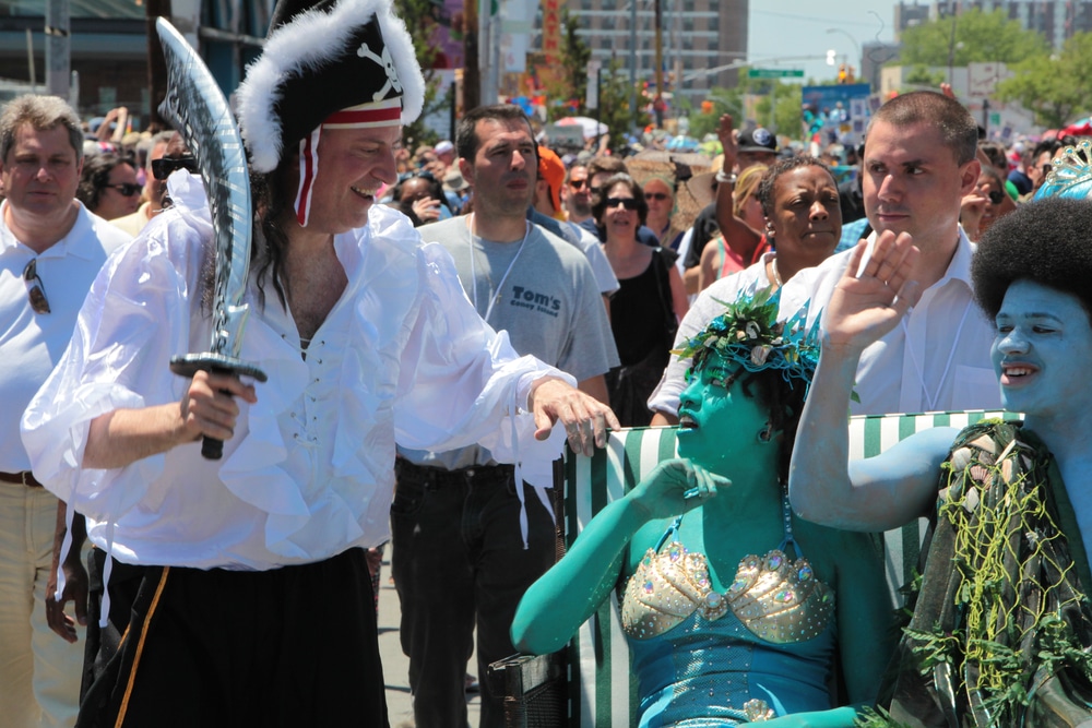 Колонки: фотография мэра Де Блазио во время парада русалок в Нью-Йорке