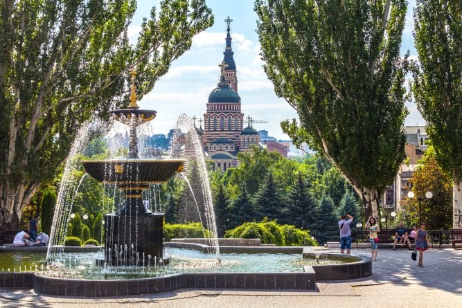 Путешествия: фото парка в Харькове, из которого открывается вид на Благовещенский собор