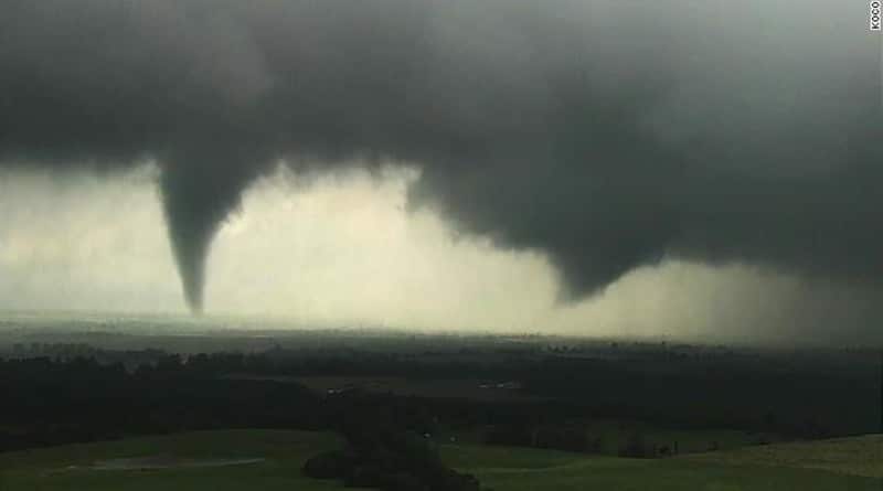 Погода: У аэропорта Талсы пронесся торнадо: смерчи и затопления угрожают Техасу, Миссури и Оклахоме
