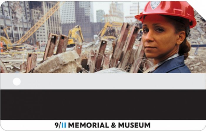 Локальные новости: фотография Розлинд Нивс, сотрудницы NYPD, работающей на месте теракта 9/11