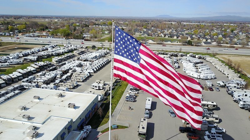 Закон и право: В Северной Каролине между властями города и бизнесменом разгорелся конфликт из-за гигантского американского флага