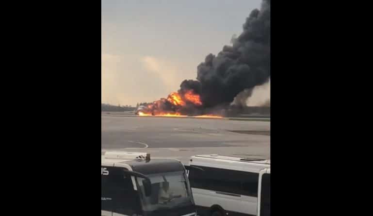 В мире: В аэропорту Шереметьево совершил аварийную посадку самолет и затем загорелся, погиб 41 человек