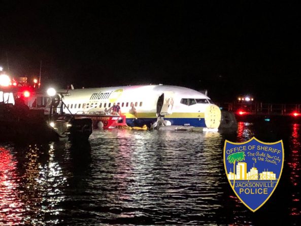 Происшествия: Во Флориде Боинг со 143 людьми на борту во время посадки сполз в реку