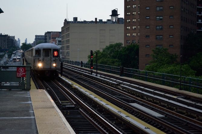 Локальные новости: Работник MTA на сверхурочных заработал больше чем Де Блазио и Куомо вместе взятые: прокуратура Нью-Йорка начала расследование