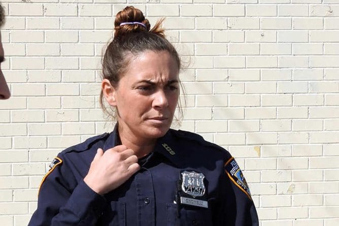 Локальные новости: Сотрудницу NYPD арестовали за попытку нанять киллера для своего бывшего мужа и 15-летнего ребенка своего бойфренда