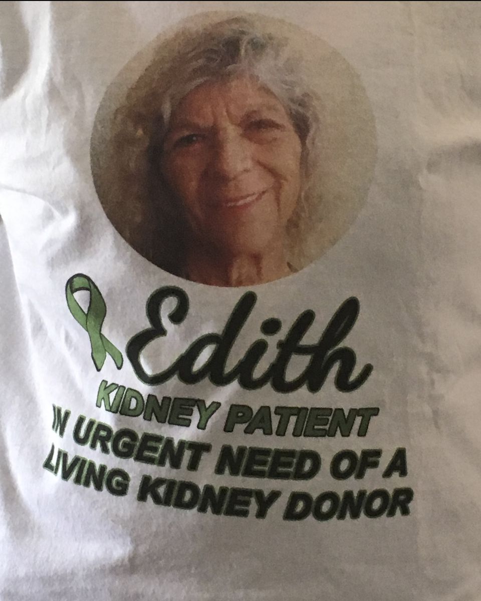 Происшествия: фотография футболки с изображением матери Сони, Эдит, на которой сообщается, что ей срочно нужен донор