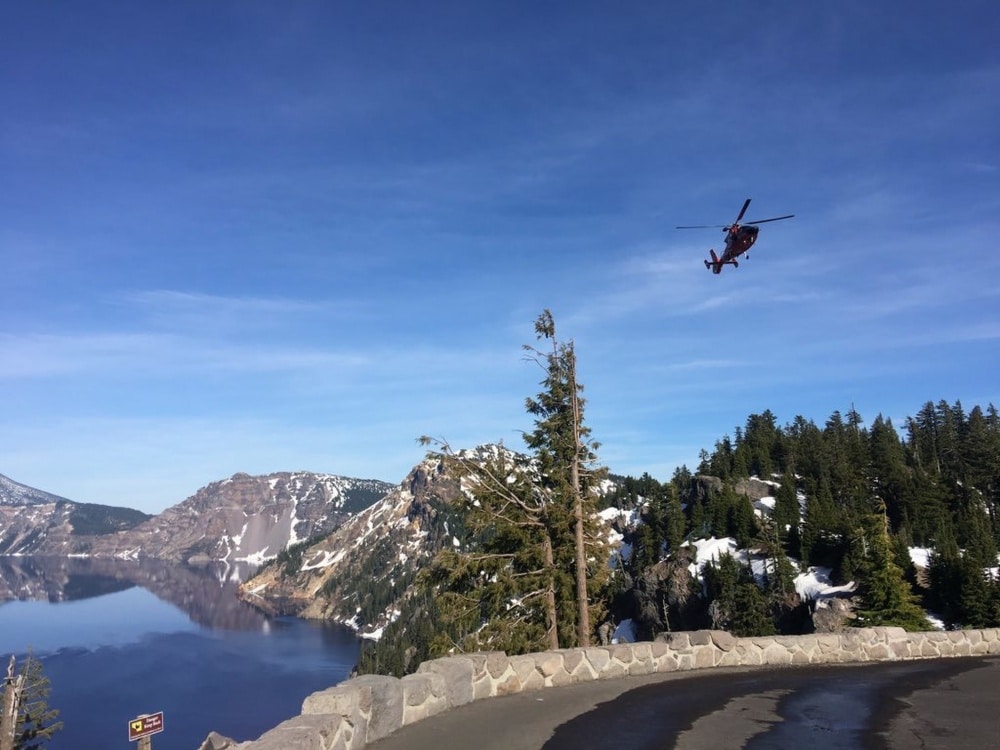 Происшествия: фотография вертолета, поднимающегося над национальным парком