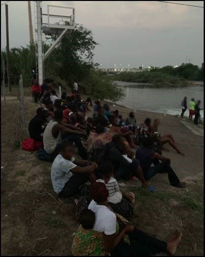 Закон и право: фотография нелегалов из Африки, сидящих на берегу