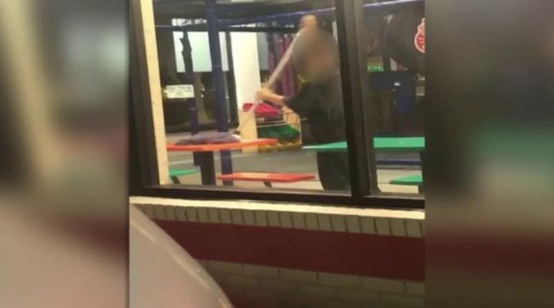 Видео: Сотрудник Burger King вытирал столы, за которыми ели посетители, шваброй для пола (видео)