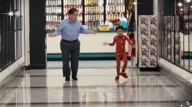 Видео: Тысячи просмотров: 5-летний мальчик, которому предстояла операция, попросил дедушку станцевать с ним в магазине