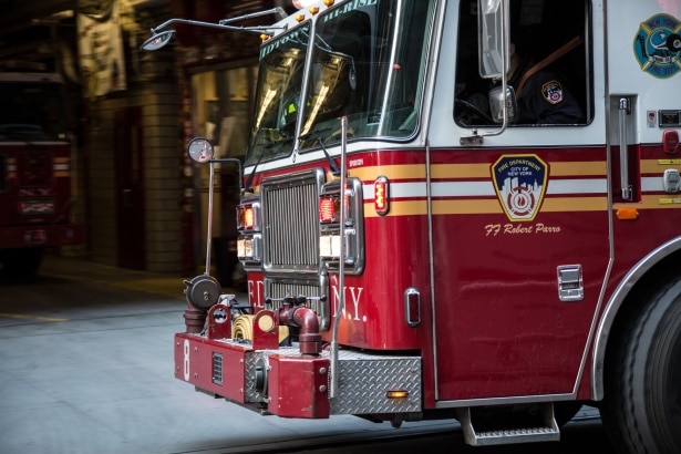 Происшествия: На Манхэттене вертолет врезался в здание. Один человек погиб