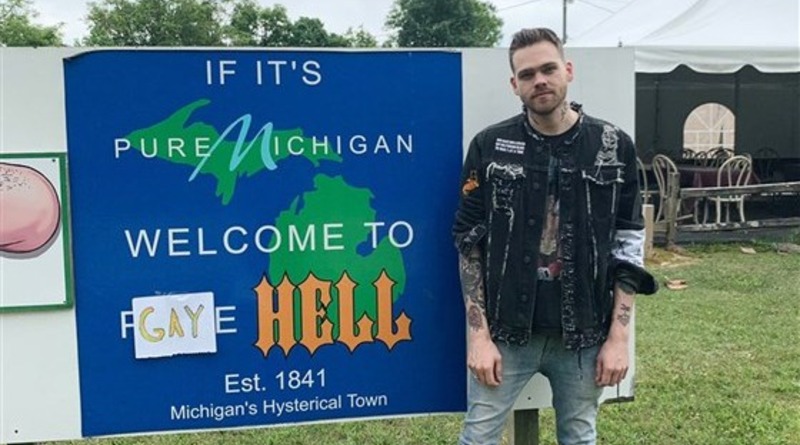 Локальные новости: Звезда YouTube купил городок в Мичигане и переименовал его в Gay Hell