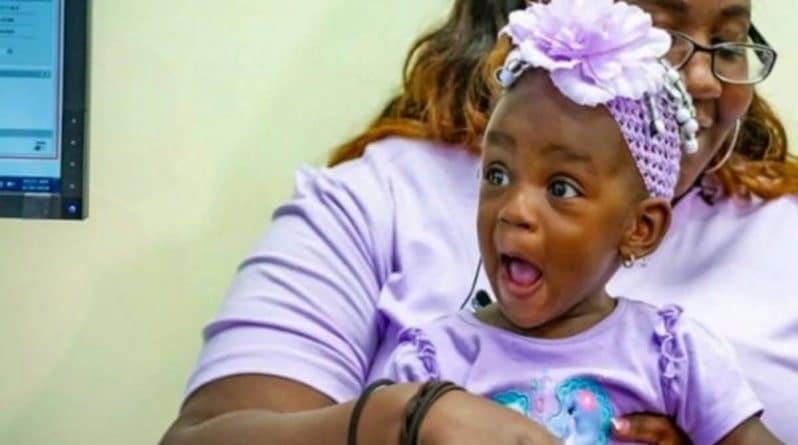 Здоровье: Невероятно трогательный момент, когда глухая с рождения девочка впервые услышала слова мамы «Я тебя люблю» (видео)
