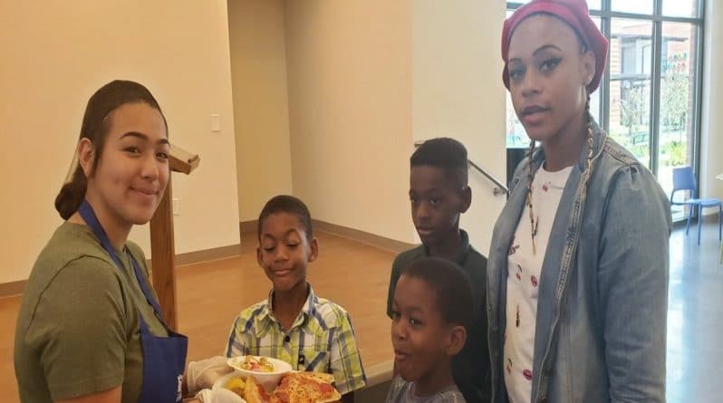 Досуг: Вместо того чтобы отпраздновать окончание школы с одноклассниками, школьница устроила пицца-пати для бездомных