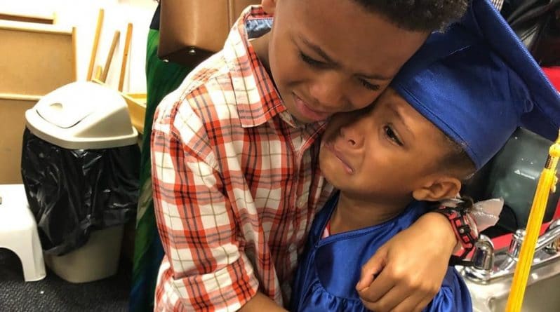 Досуг: Соцсети умилило вирусное фото старшего брата, расплакавшегося на церемонии окончания садика младшей сестренкой