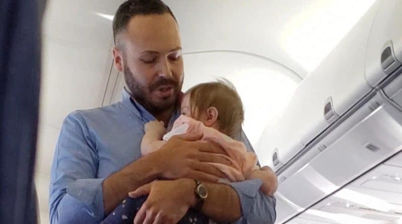 Происшествия: Соцсети умилились видео, на котором бортпроводник успокаивает плачущую девочку во время ее первого полета