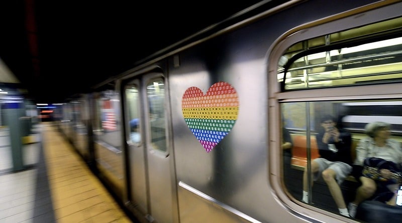 Локальные новости: В метро Нью-Йорка запустят поезд с ЛГБТ-радугой и будут продавать тематические MetroCards