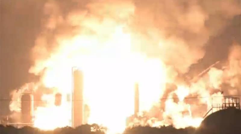 Происшествия: В США прогремел взрыв на горящем нефтеперерабатывающем заводе (видео)