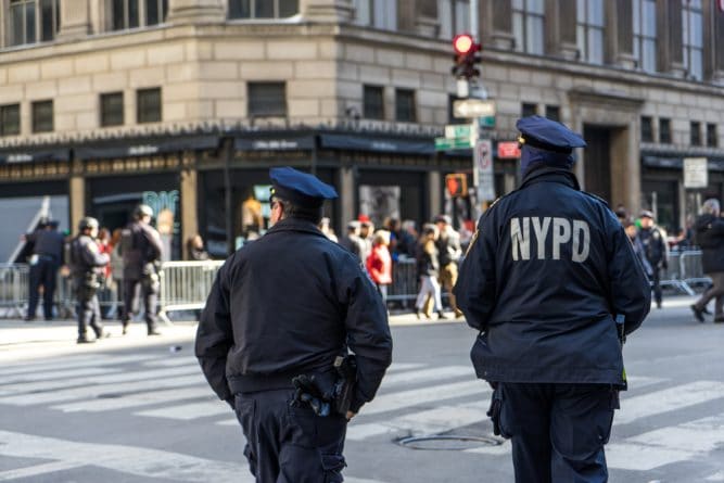 Происшествия: В Нью-Йорке 29-летний полицейский застрелился за участком. Это третье самоубийство сотрудника NYPD за 10 дней