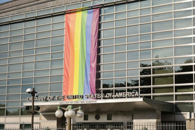 Политика: Посольства США в Израиле, Латвии, Бразилии и Германии хотели поднять радужный флаг в честь прайд-месяца. Белый дом им отказал