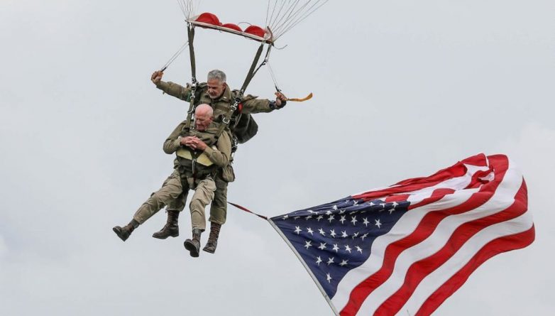 В мире: 75 годовщина высадки союзников в Нормандии | 97-летний ветеран еще раз прыгнул с парашютом