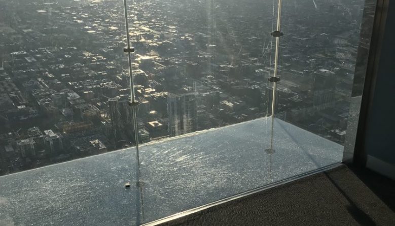 Локальные новости: На обзорной площадке чикагской Уиллис-тауэр во второй раз за 5 лет лопнуло стекло