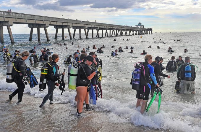 Локальные новости: На пляже во Флориде 633 дайвера установили мировой рекорд по очистке дна океана