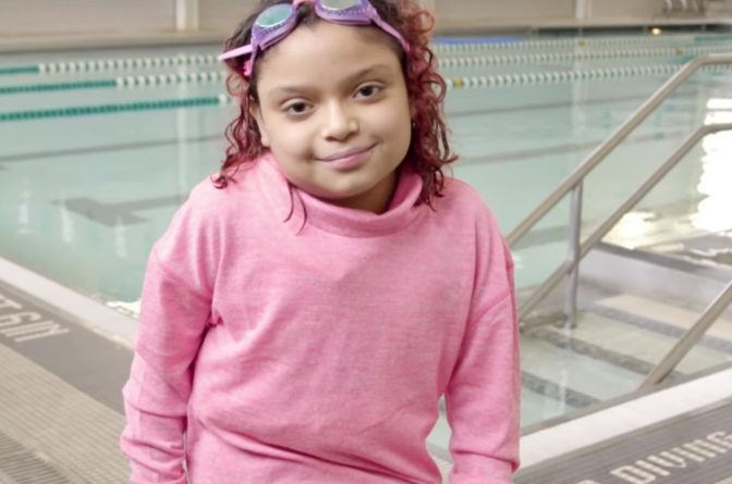 Здоровье: Несчастный случай в бассейне оставил девочку без кишечника: она не ест уже 10 лет