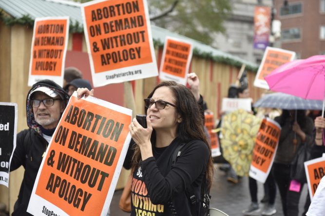 Здоровье: Нью-Йорк выделит $250 тыс. на аборты для женщин без страховки и жительниц штатов, где их запретили