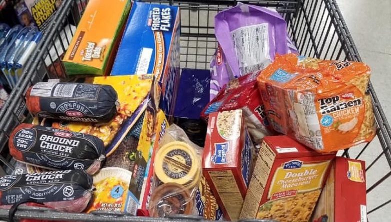 Полезное: Полицейский из Техаса увидел рядом с магазином голодного ребенка — и оплатил покупки для всей его семьи