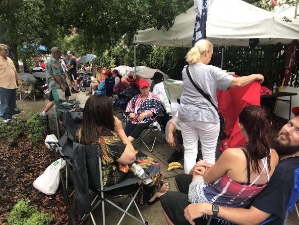 Политика: Сторонники Трампа приехали на ралли в Орландо за 42 часа, готовые ждать в любую погоду и спать на земле