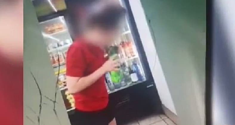 Полезное: В вирусном видео подростки плюют в газировку и возвращают бутылки обратно в холодильник