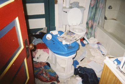 Здоровье: Шприцы на подоконнике и грязные вещи на полу: 17-летняя девушка опубликовала шокирующие детские фото из дома ее матери-наркоманки