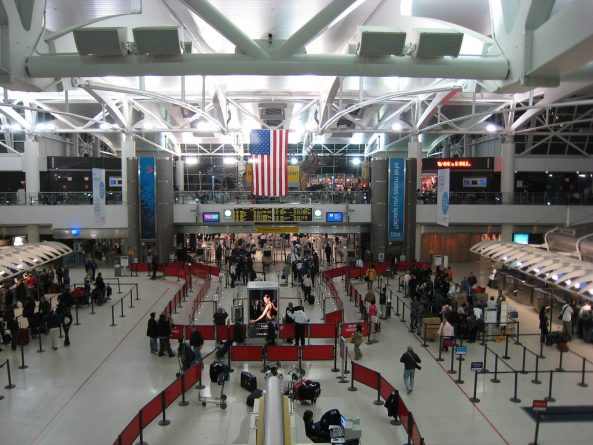 Локальные новости: Жителя Нью-Йорка задержали в аэропорту после того, как он попытался сесть на самолет, чтобы присоединиться к талибам