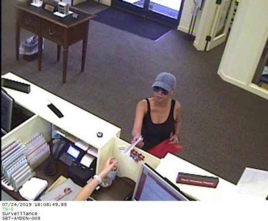 Происшествия: Ограбление банка с розовой сумочкой: в Северной Каролине арестована «Розовая бандитка»