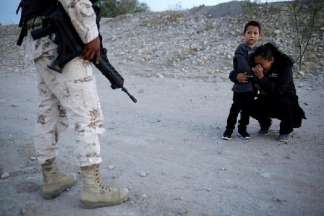 Закон и право: Фотография женщины, которая умоляет мексиканского патрульного пустить ее с сыном в США, стала вирусной