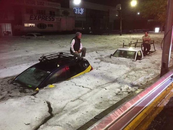 Погода: После ужасного града машины и дома на улицах мексиканского города утонули под толстым слоем снега и льда