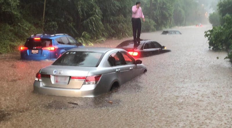 Погода: В Вашингтоне наводнение из-за ливня: чтобы спастись, водителям пришлось залезать на крыши автомобилей
