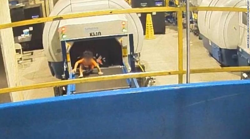 Видео: 2-летний мальчик госпитализирован после того, как угодил на ленточный конвейер для багажа в аэропорту
