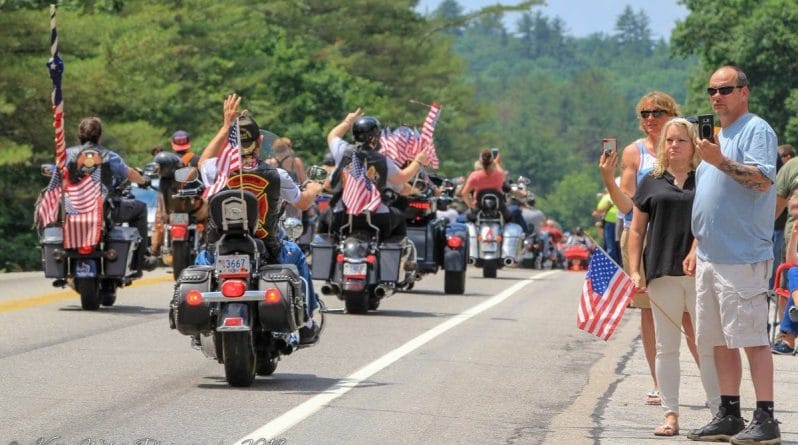 Происшествия: Больше 3000 байкеров проехали колонной, чтобы почтить память 7 погибших в аварии мотоциклистов