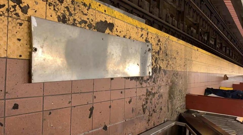Происшествия: В метро Нью-Йорка 18-летнего парня едва не убила упавшая металлическая пластина (фото)
