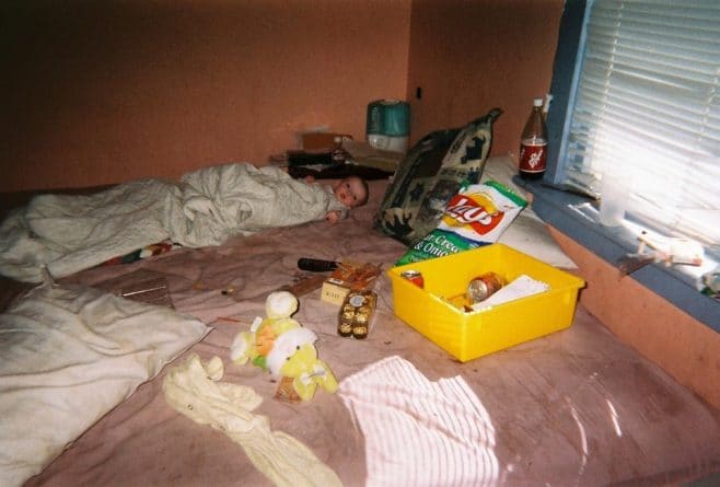 Здоровье: Шприцы на подоконнике и грязные вещи на полу: 17-летняя девушка опубликовала шокирующие детские фото из дома ее матери-наркоманки