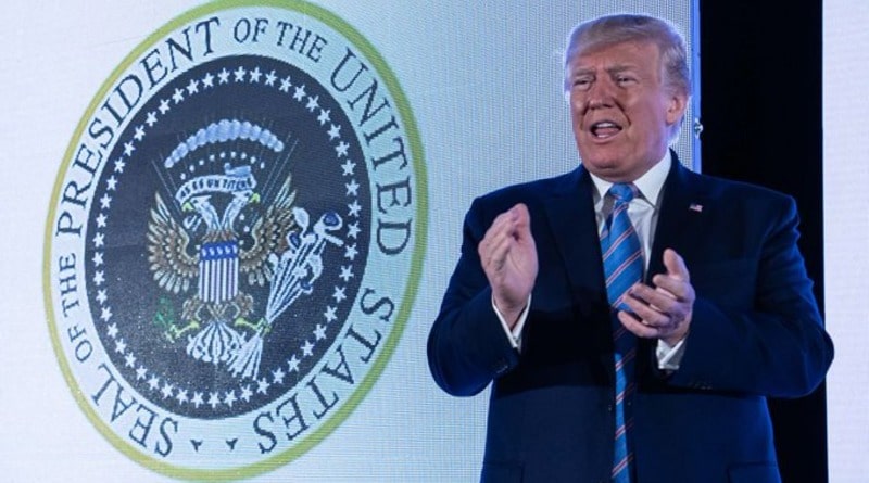 Политика: Трамп произнес речь на фоне «российского» двуглавого орла, держащего в когтях клюшки для гольфа