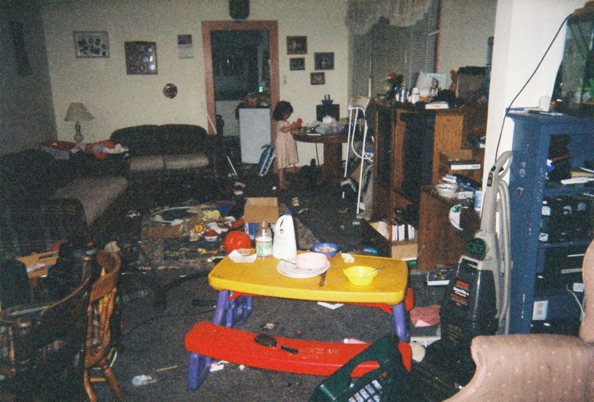 Здоровье: Шприцы на подоконнике и грязные вещи на полу: 17-летняя девушка опубликовала шокирующие детские фото из дома ее матери-наркоманки рис 3