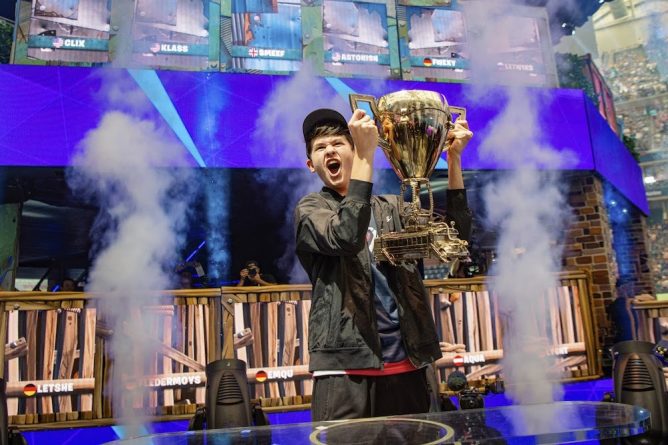 Локальные новости: Американский подросток выиграл $3 млн. на первом чемпионате Fortnite в Нью-Йорке