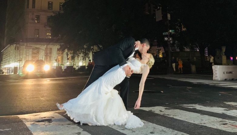 Локальные новости: Во время свадьбы Манхэттен погрузился во тьму — так что пара продолжила ее при свете мобильных