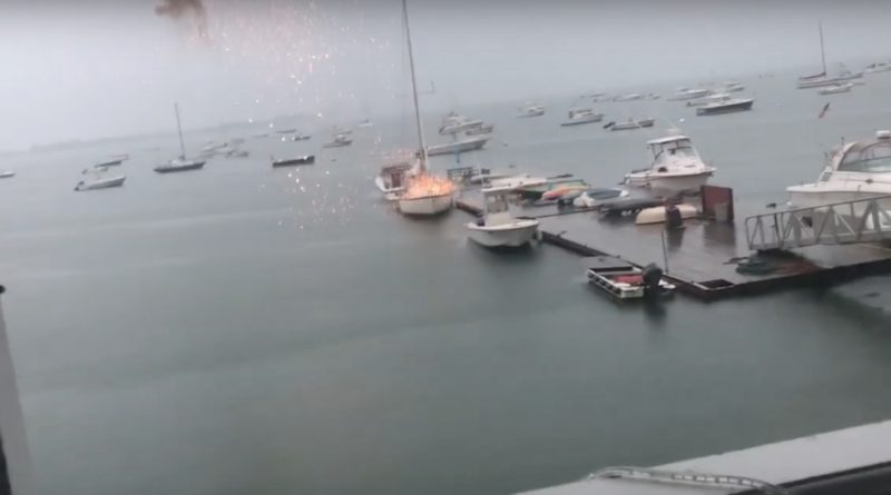 Погода: Во время шторма в Бостоне на видео попал шокирующий момент, когда молния бьет прямо в яхту