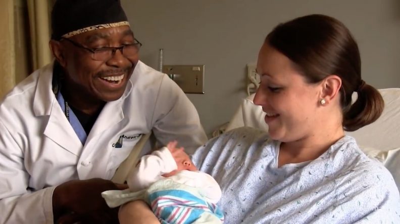 Здоровье: Доктор из Питтсбурга спел 8 тыс. младенцев, которым помог появиться на свет — и город учредил праздник в его честь