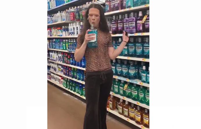 Локальные новости: На вирусном видео клиентка Walmart пробует ополаскиватель для рта, выплевывает обратно и возвращает на полку