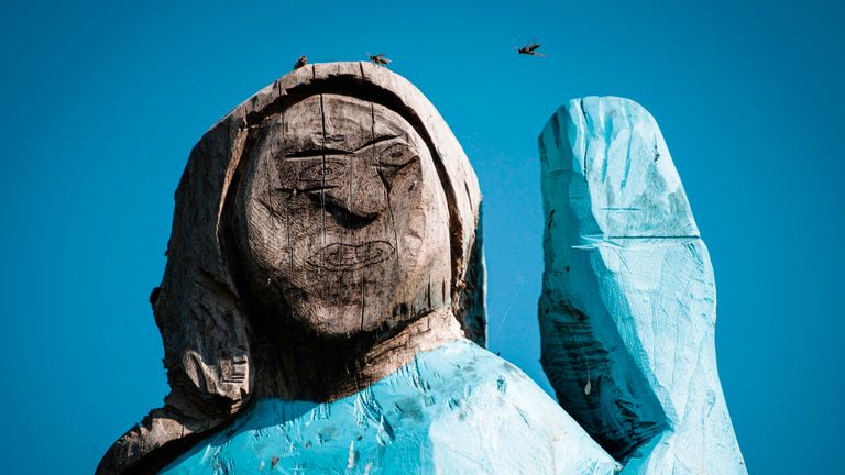 В мире: На родине Мелании Трамп — в Словении — установили деревянную статую первой леди США. И она очень странная (фото)